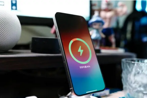 浮山苹果15换屏服务分享用什么充电器给iPhone15充电更好 